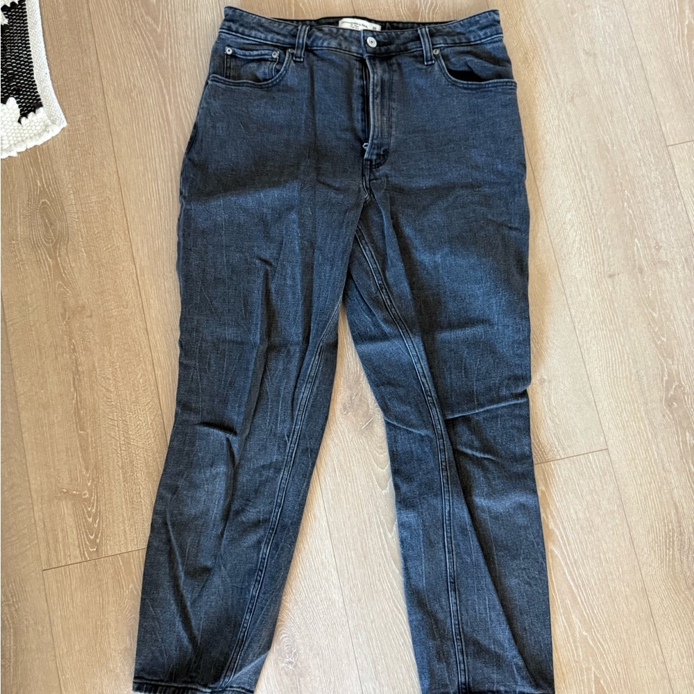 Classic Black Straight Leg Jeans with Timeless Appeal